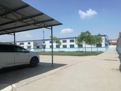 德州健之源地處魯西北平原，毗鄰黃河故道森林公園，生產條件環(huán)境優(yōu)越，擁有現代化的廠房，標準化的生產車間，公司擁有三證：SC食品生產許可證、GMP證、食品出口生產企業(yè)證書，生產過程中采用ISO22000管理體系進行科學管理，并擁有近十年的生產加工經驗，產品口感、湯色、功效等各項指標均能達到客戶滿意，生產采用全自動帶線帶牌袋泡茶包裝機生產線，有全套的粉碎和超微粉碎、分篩、烘干、滅菌、制粒、制袋等設備，科學的生產工藝和嚴格規(guī)范的滅菌殺毒技術。